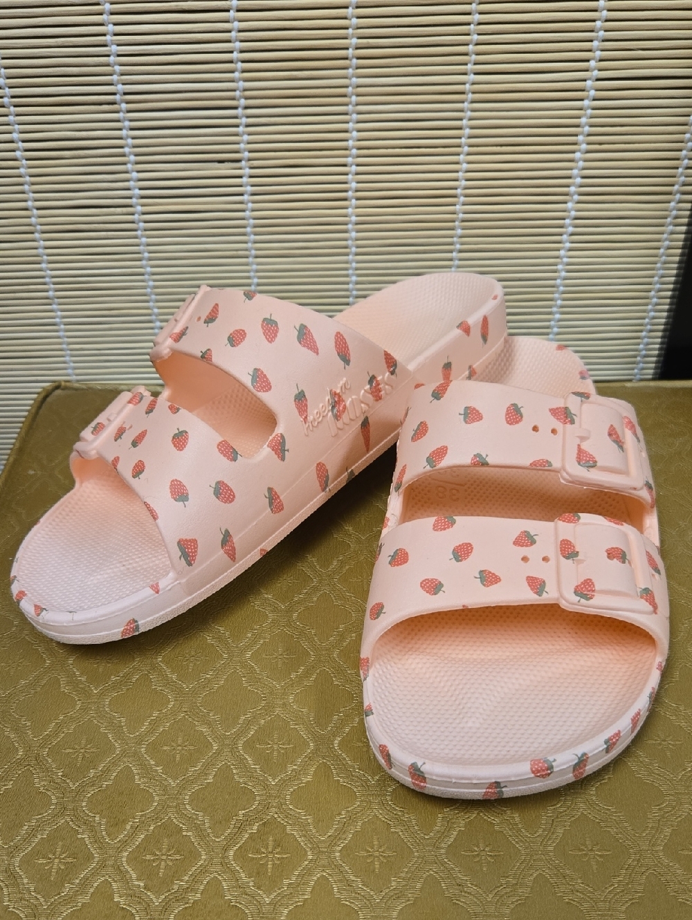 Freedom Moses Peach Strawberry Sandles